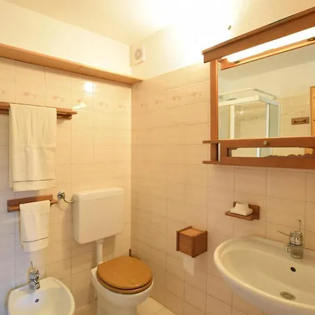 2 Bedroom Lovely In Zorzoi Holiday home