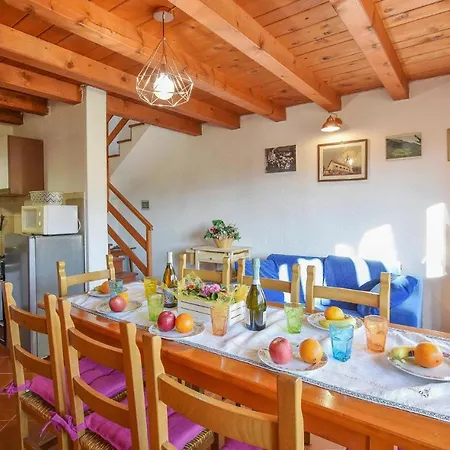 2 Bedroom Lovely In Zorzoi Ferienhaus *